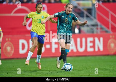 Sydney LOHMANN, DFB 8 concourent pour le ballon, s'attaquer, duel, header, zweikampf, Action, lutte contre Duda Santos, femmes BRA 10 dans le match amical des femmes DFB ALLEMAGNE - BRÉSIL 1-2 préparation pour les Championnats du monde WM 2023 en Australie, Nouvelle Zélande, saison 2022/2023, le 11 avril 2023 à Nuremberg, Nuremberg, Allemagne. © Peter Schatz / Alamy Live News Banque D'Images
