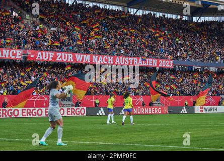 Les fans de DFB dans le match amical des femmes de DFB ALLEMAGNE - BRASIL 1-2 préparation pour les Championnats du monde de WM 2023 en Australie, Nouvelle-Zélande, saison 2022/2023, le 11 avril 2023 à Nuremberg, Nuremberg, Allemagne. © Peter Schatz / Alamy Live News Banque D'Images