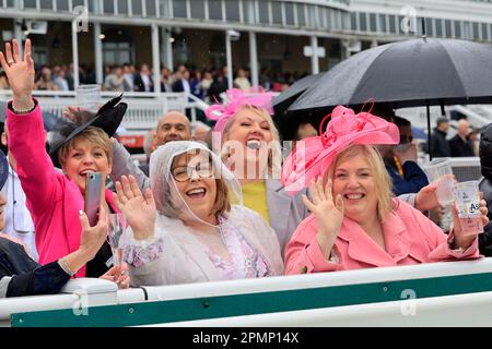 Les Racegoers se rangent à l'abri de la pluie lors du grand festival national de Randox 2023 Ladies Day à l'hippodrome d'Aintree, Liverpool, Royaume-Uni, 14th avril 2023 (photo de Conor Molloy/News Images) Banque D'Images