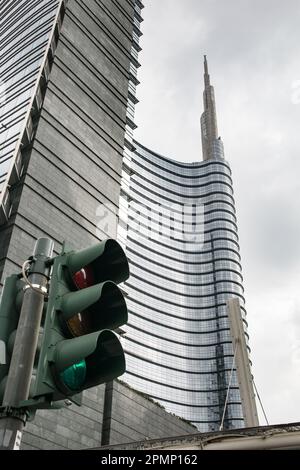 Une photo de la tour UniCredit et un feu de circulation. Italie, Milan. Banque D'Images