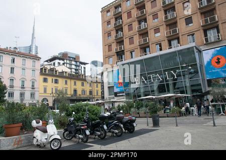 Eataly Milano Smeraldo, magasin de Milan, en arrière-plan de la Tour UniCredit. Banque D'Images