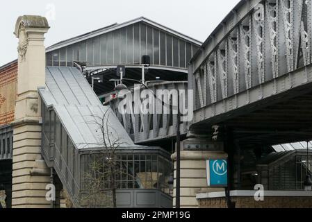 Paris, France. 02 avril. 2023. Station de métro aérienne, RATP, Sèvres Lecourbe. Architecture métallique recouverte d'un toit en verre. Banque D'Images