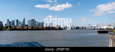 Vue panoramique Canary Wharf London Thames en premier plan Banque D'Images