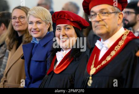Rostock, Allemagne. 14th avril 2023. Avant le début de l'investiture du nouveau recteur de l'Université de Rostock, Bettina Martin (SPD) (l-r), Ministre des Sciences de Mecklembourg-Poméranie-Occidentale, Manuela Schwesig (SPD), Ministre Président de Mecklembourg-Poméranie-Occidentale, Elizabeth Prommer, futur recteur, et Wolfgang Schareck, recteur sortant, Tenez-vous à St. Église Marien. Cette scientifique des médias et de la communication, âgée de 57 ans, est la première femme de l'Université de Rostock à être à la tête du rectorat de cette université riche en traditions depuis 600 ans. Credit: Bernd Wüstneck/dpa/Alay Live News Banque D'Images