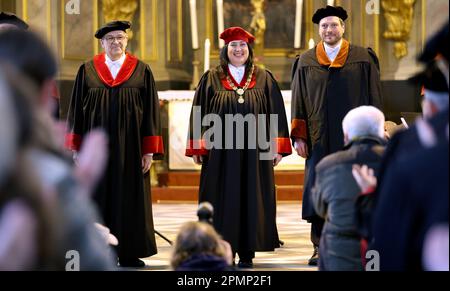 Rostock, Allemagne. 14th avril 2023. Lors de l'investiture du nouveau recteur de l'Université de Rostock, Wolfgang Schareck (l-r), recteur sortant, Elizabeth Prommer, recteur futur, Et Boris Hage, président du Conseil de l'Université de Rostock, se tient devant l'autel, Prommer ayant déjà reçu la chaîne du recteur. Cette scientifique des médias et de la communication, âgée de 57 ans, est la première femme à diriger le rectorat de l'université ancrée dans la tradition dans les 600 ans d'histoire de l'université de Rostock. Credit: Bernd Wüstneck/dpa/Alay Live News Banque D'Images
