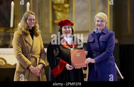 Rostock, Allemagne. 14th avril 2023. Lors de l'investiture du nouveau recteur de l'Université de Rostock, Bettina Martin (SPD) (l-r), ministre des Sciences de l'État de Mecklembourg-Poméranie occidentale, Elizabeth Prommer, rectrice, et Manuela Schwesig (SPD), ministre présidente de Mecklembourg-Poméranie occidentale, se tiennent devant l'autel, Schwesig présente le certificat de nomination. Cette scientifique des médias et des communications, âgée de 57 ans, est la première femme de l'Université de Rostock à être à la tête du rectorat de cette université riche en traditions depuis 600 ans. Credit: Bernd/dpa/Alay Live News Banque D'Images