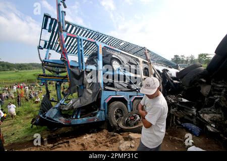 Boyolali, Indonésie. 14th avril 2023. Un homme se tient près de véhicules endommagés après une collision multiple sur la route à péage de Semarang-Solo dans le centre de Java, en Indonésie, au 14 avril 2023. Huit personnes ont été tuées et six autres blessées lors d'une collision multiple sur la route à péage de Semarang-Solo, dans le centre de Java, vendredi à 4 h, heure locale. Credit: Budi/Xinhua/Alay Live News Banque D'Images