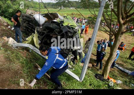 Boyolali, Indonésie. 14th avril 2023. Des personnes se tiennent à proximité de véhicules endommagés après une collision multiple sur la route à péage de Semarang-Solo dans le centre de Java, en Indonésie, au 14 avril 2023. Huit personnes ont été tuées et six autres blessées lors d'une collision multiple sur la route à péage de Semarang-Solo, dans le centre de Java, vendredi à 4 h, heure locale. Credit: Budi/Xinhua/Alay Live News Banque D'Images