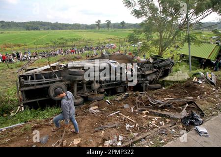 Boyolali, Indonésie. 14th avril 2023. Un homme passe devant un véhicule endommagé après une collision multiple sur la route à péage de Semarang-Solo dans le centre de Java, en Indonésie, au 14 avril 2023. Huit personnes ont été tuées et six autres blessées lors d'une collision multiple sur la route à péage de Semarang-Solo, dans le centre de Java, vendredi à 4 h, heure locale. Credit: Budi/Xinhua/Alay Live News Banque D'Images