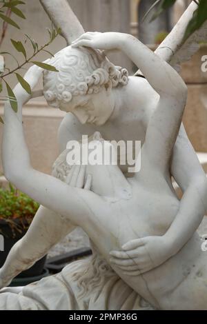 Psyché ressuscité par le Kiss de Cupid (copie de la statue d'Antonio Canova) - détail de la tombe d'Alain Lesieutre - cimetière Montparnasse - Paris, France Banque D'Images