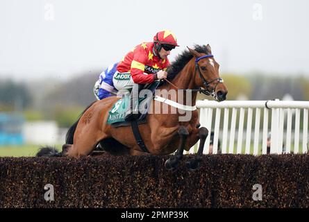 Minella Drama, une calaque du jockey Brian Hughes, a dégagé une clôture pendant le Chase de Marsh le deuxième jour du festival national de Randox Grand à l'hippodrome d'Aintree, à Liverpool. Date de la photo: Vendredi 14 avril 2023. Banque D'Images