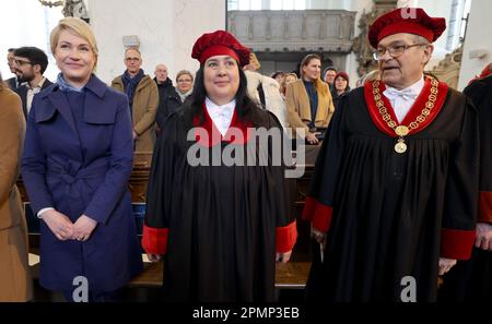 Rostock, Allemagne. 14th avril 2023. Avant le début de l'investiture du nouveau recteur de l'Université de Rostock, Manuela Schwesig (SPD) (l-r), Ministre Président de Mecklembourg-Poméranie-Occidentale, Elizabeth Prommer, futur recteur, et Wolfgang Schareck, recteur sortant, Tenez-vous à St. Église Marien. Cette scientifique des médias et de la communication, âgée de 57 ans, est la première femme de l'Université de Rostock à être à la tête du rectorat de cette université riche en traditions depuis 600 ans. Credit: Bernd Wüstneck/dpa/Alay Live News Banque D'Images