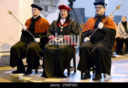 Rostock, Allemagne. 14th avril 2023. Lors de l'investiture du nouveau recteur de l'Université de Rostock, Elizabeth Prommer, nouveau recteur, se trouve devant l'autel, Prommer a déjà reçu la chaîne du recteur. Cette scientifique des médias et de la communication, âgée de 57 ans, est la première femme à diriger le rectorat de l'université ancrée dans la tradition dans les 600 ans d'histoire de l'université de Rostock. Credit: Bernd Wüstneck/dpa/Alay Live News Banque D'Images