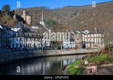 Europe, Luxembourg, Diekirch, Esch-sur-Sure, chemin le long de la Sauer en direction du centre ville Banque D'Images