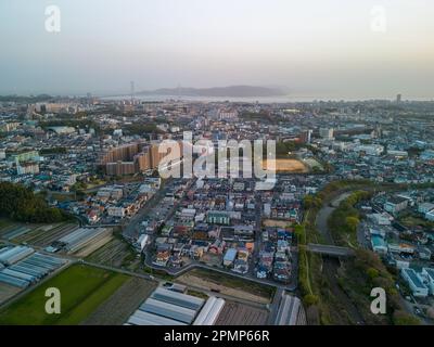 Vue aérienne des appartements et des maisons avec pont à l'île à distance au crépuscule Banque D'Images