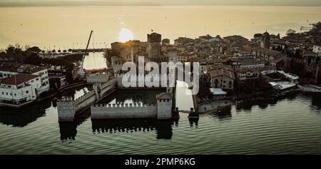 Vue aérienne spectaculaire au coucher du soleil sur le château de Sirmione Banque D'Images