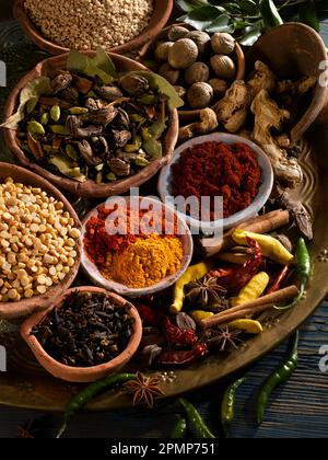 Assortiment d'herbes et d'épices dans un cadre coloré sur un plateau; Studio Banque D'Images