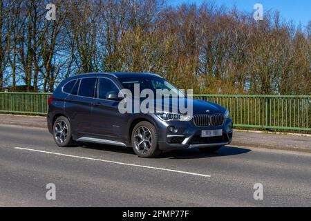 2017 Gray BMW X1 320D XDRIVE M SPORT TOURING 1995cc Diesel 8 vitesses automatique; traversée du pont autoroutier dans le Grand Manchester, Royaume-Uni Banque D'Images