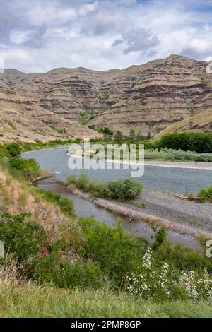 Des barres de gravier de la rivière Snake sauvage et les falaises géologiques et érodantes exposées, vues du côté de Washington, en regardant de l'autre côté de l'Idaho Banque D'Images