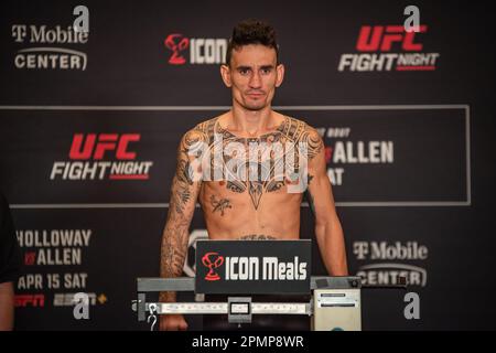 Kansas City, Missouri, États-Unis. 14th avril 2023. KANSAS City, Mo, MISSOURI - AVRIL 14 : Max Holloway pèse à 146lb ans avant son combat à l'UFC Fight Night Kansas City - Holloway vs Allen au T-Mobile Center sur 15 avril 2023 à Kansas City, Missouri, États-Unis. (Credit image: © Matt Davies/PX Imagens via ZUMA Press Wire) USAGE ÉDITORIAL SEULEMENT! Non destiné À un usage commercial ! Crédit : ZUMA Press, Inc./Alay Live News Banque D'Images