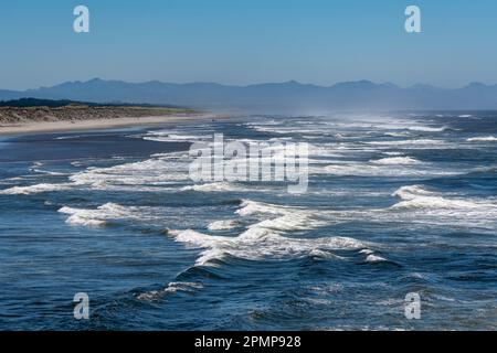 Surf et plages au Fort Stevens State Park près du fleuve Columbia dans l'Oregon, États-Unis ; Hammond, Oregon, États-Unis d'Amérique Banque D'Images