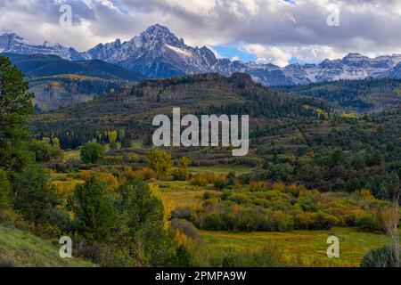 Couleurs d'automne exposées sur un paysage du Colorado. Les trembles deviennent dorés à mesure que les jours raccourcissent ; Colorado, États-Unis d'Amérique Banque D'Images