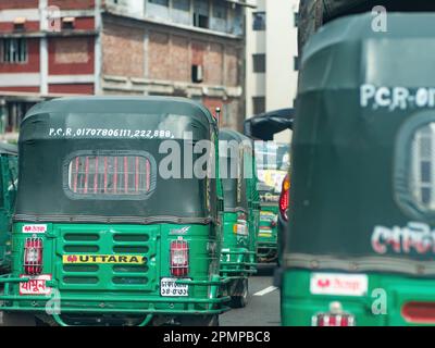 Pousse-pousse automatique sur la route à Dhaka, au Bangladesh. Banque D'Images