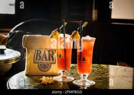 Le célèbre bar Raffles de Singapour, où se trouve le Singapore Sling. Banque D'Images