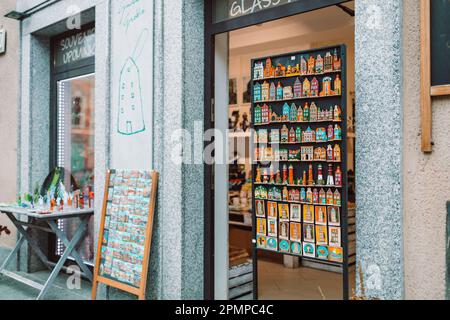 Gdansk, Pologne - 11 novembre 2022 : le modèle abrite des aimants exposés à Gdansk, Pologne. Aimants souvenirs à vendre au magasin de la ville Banque D'Images