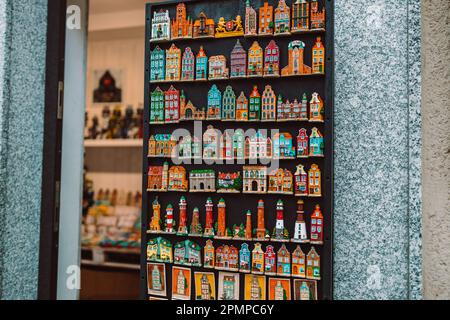 Gdansk, Pologne - 11 novembre 2022 : le modèle abrite des aimants exposés à Gdansk, Pologne. Aimants souvenirs à vendre au magasin de la ville Banque D'Images