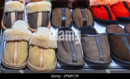 Chaussons en laine chaude avec chaussures en cuir de qualité Banque D'Images
