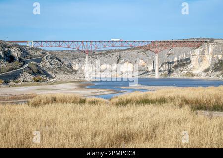 Camion de transport conduisant sur le pont de la rivière Pecos dans le parc d'État de Seminole Canyon, Texas, États-Unis ; Comstock, Texas, États-Unis d'Amérique Banque D'Images