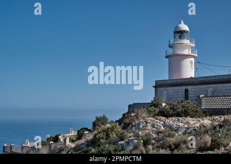 Le phare du Cap de Sant Antoni (cap de San Antonio) s'élève au-dessus des falaises du cap du même nom, à Xabia (Jávea) Alicante, Espagne Banque D'Images