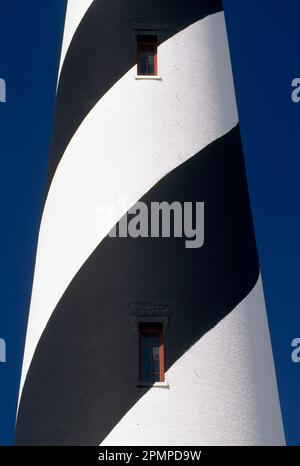 Vue rapprochée d'un phare rayé en noir et blanc contre un ciel bleu à Cape Hatteras, Caroline du Nord, États-Unis Banque D'Images
