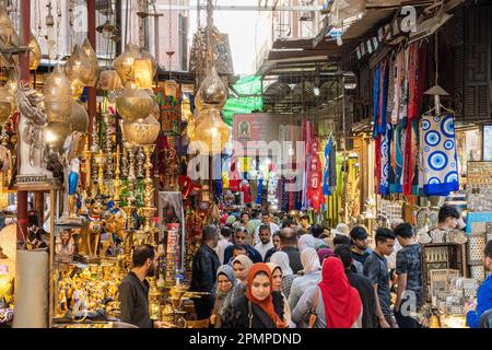 Les gens marchent à travers un bazar du marché occupé Khan el-Khalili dans le Caire islamique au Caire, en Egypte Banque D'Images