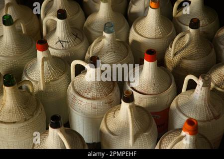 Bouteilles de Porto cultivées près de Provesende, Portugal ; Provesende, vallée du fleuve Douro, Portugal Banque D'Images