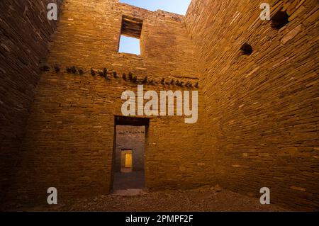 Intérieur d'un bâtiment restauré à Pueblo Bonito dans Chaco culture National Historical Park, Nouveau-Mexique, États-Unis ; Nouveau-Mexique, États-Unis d'Amérique Banque D'Images