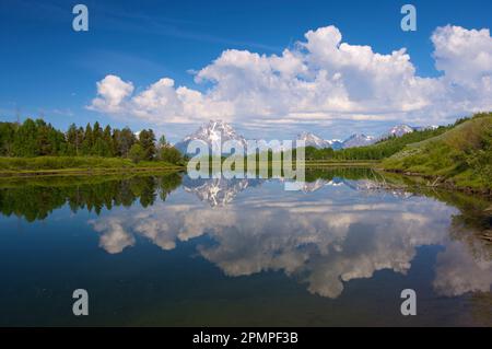 Parc national de Grand Teton, vu depuis Oxbow Bend, avec les montagnes Rocheuses reflétées dans l'eau tranquille ; Wyoming, États-Unis d'Amérique Banque D'Images