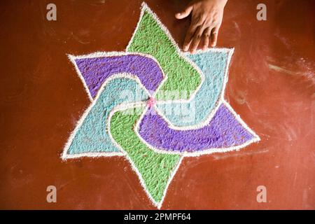 Peinture de sable sur un sol dans une formation d'étoiles dans Indus Valley Ayurvedic Center ; Mysore, Rajasthan, Inde Banque D'Images