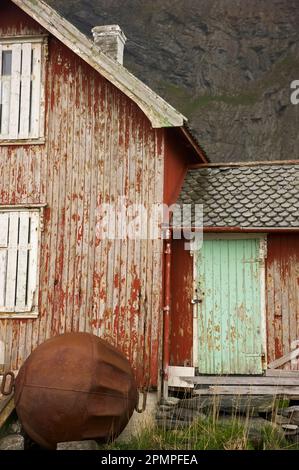 Bâtiment dans l'ancien village de pêcheurs de Vaeroya ; Vaeroya, îles Lofoten, Norvège Banque D'Images