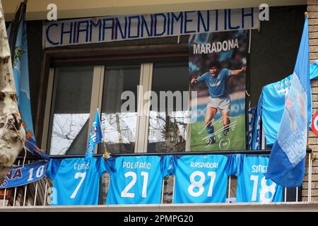 Naples, Italie. 14th avril 2023. Maillots de joueurs de Naples avec drapeaux et bannières, exposés sur un balcon dans la ville de Naples. Crédit: Vincenzo Izzo/Alamy Live News Banque D'Images