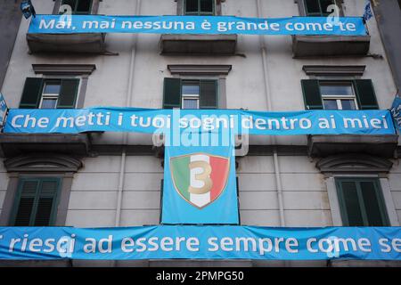 Naples, Italie. 14th avril 2023. Bannière représentant le troisième bouclier, dans la ville pendant les préparatifs pour les célébrations du festival du bouclier. Crédit: Vincenzo Izzo/Alamy Live News Banque D'Images