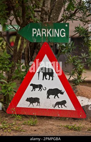 Panneau de stationnement à côté d'un panneau de signalisation de la faune dans le parc Hluhluwe–Imfolozi ; Afrique du Sud Banque D'Images