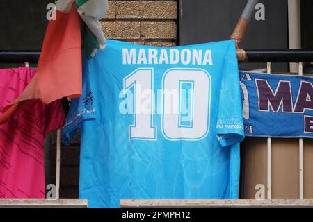 Maillot Napoli de Diego Armando Maradona, exposé sur un balcon dans la ville de Naples. Naples, Italie. 14th avril 2023. (Photo par Vincenzo Izzo/Sipa USA) crédit: SIPA USA/Alay Live News Banque D'Images