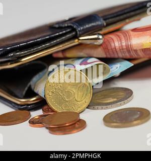 Pièces en euros et billets en portefeuille, gros plan Banque D'Images