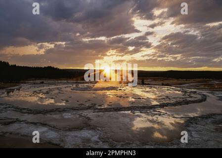 Coucher de soleil à Great Fountain Geyser dans le parc national de Yellowstone, États-Unis ; Wyoming, États-Unis d'Amérique Banque D'Images