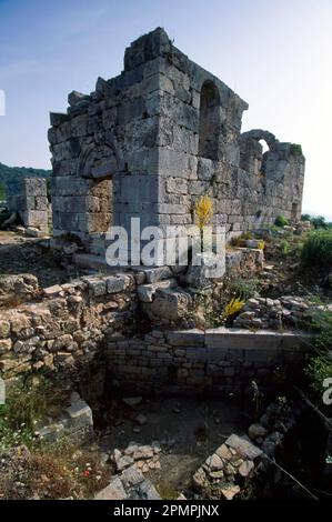 Ruines d'un bâtiment en pierre dans l'ancienne ville de Kaunos ; Kaunos, Turquie Banque D'Images