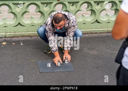 Londres, Royaume-Uni - juillet 30 2022: Voleurs jouant à la carapace de jeu sur le pont de Westminster. Banque D'Images