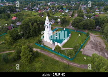 Église antique de l'intercession de la Sainte mère de Dieu (1674) dans le paysage urbain, un après-midi de juillet (vue aérienne). Tutaev. Région de Yaroslavl, Russ Banque D'Images