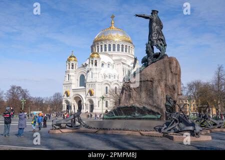 KRONSTHADT, RUSSIE - 01 MAI 2022 : promenades à Kronstadt. Le jour de mai ensoleillé au monument de l'amiral russe S. O. Makarov. Carré d'ancrage Banque D'Images